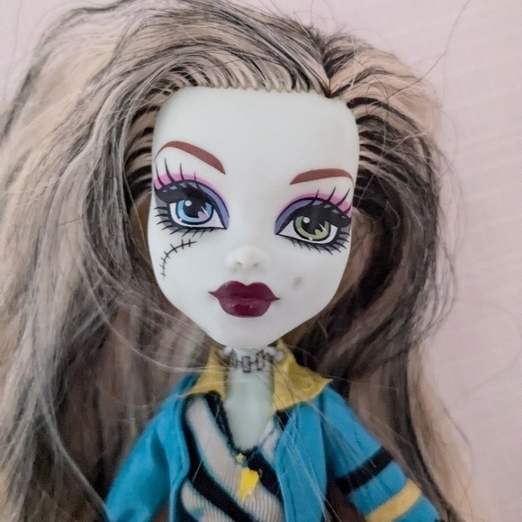 Monster High Frankie Stein doll 2008 black elastics in picture day outfit - Picture 5 of 7